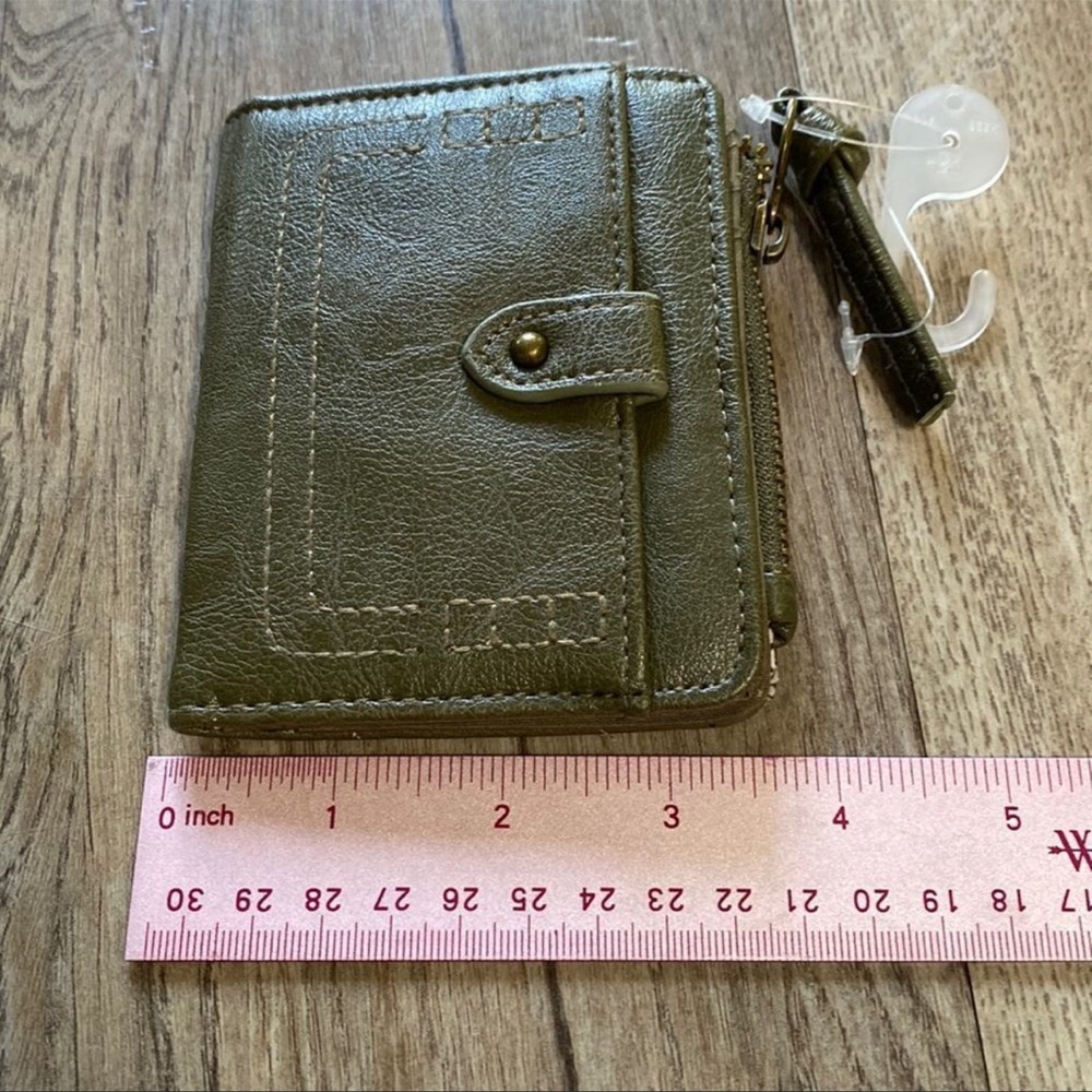 Small green wallet. - Picture 2 of 3